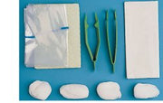 Set per medicazione medium contenente pinza ad anelli, pinza anatomica, 4 tamponi, sacchetto di carta per residui, telo impermeabile/assorbente, 2 guanti in lattice