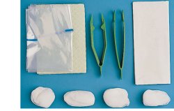 Set per medicazione medium contenente pinza ad anelli, pinza anatomica, 4 tamponi, sacchetto di carta per residui, telo impermeabile/assorbente, 2 guanti in lattice